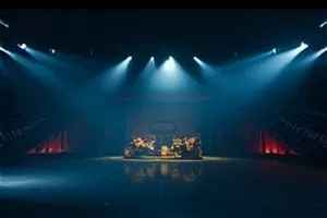 《盐碱地上的春天》剧照：白花花的盐碱地表上冒出嫩绿秧苗