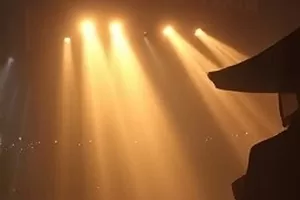 《深巷里的第五家》剧照：老巷深处亮着灯的第五间铺面