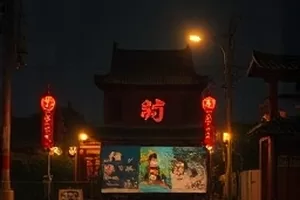 《一年十二个雨季》剧照：屋檐雨水连成细线下落