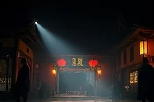 《晚风便利店》剧照：深夜便利店的暖黄灯牌