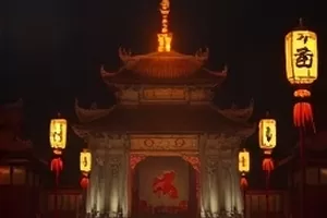 《夏天的备用钥匙》剧照：门锁上挂着一把旧钥匙