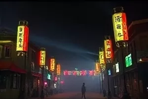 《长夜有灯》剧照：深夜值班室里一盏台灯照亮桌面